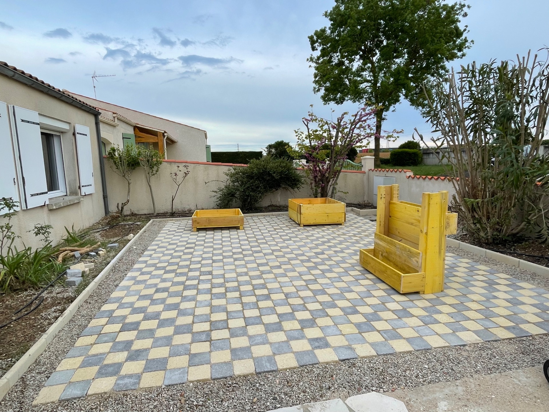 Création d’une terrasse en pavés avec bacs pour potager 